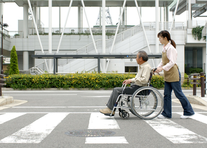 施設見学に向かう写真